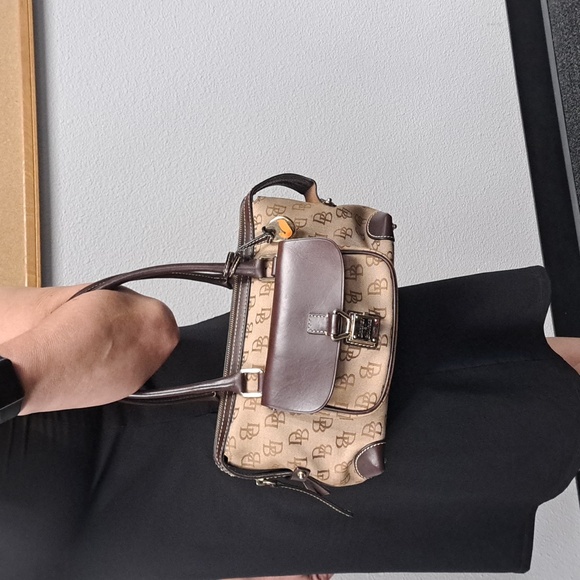 Dooney & Bourke Handbags - Dooney & Bourke Signature Canvas and Leather Satchel Bag Pre-loved🤎 Clean